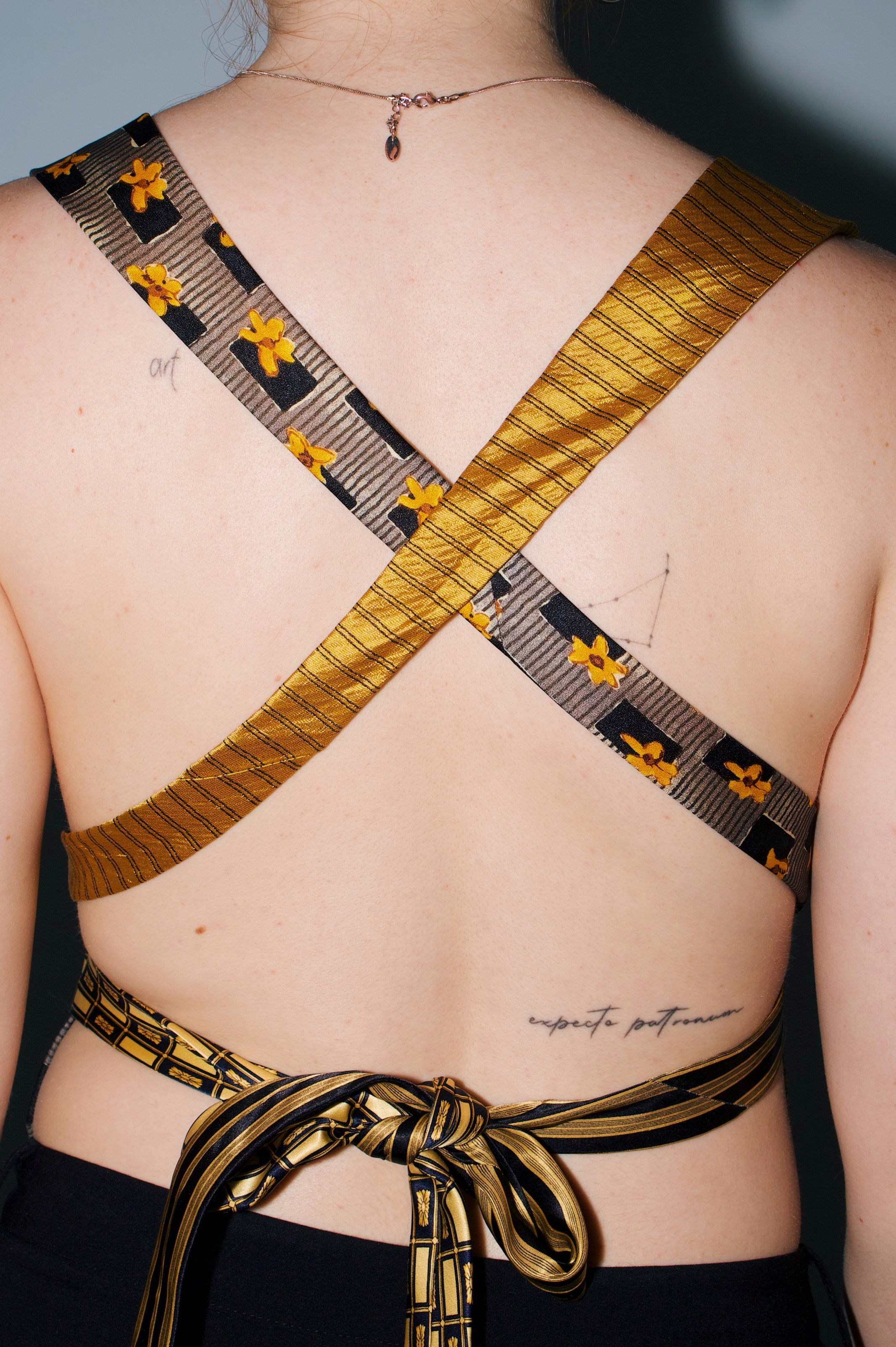 Tie Top GOLD mit V-Ausschnitt 